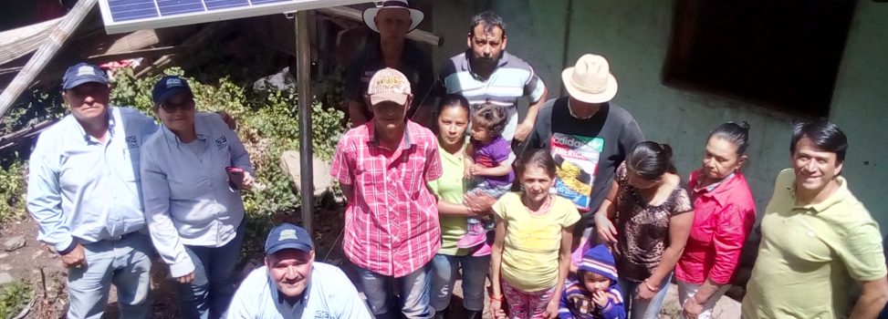 ENERGÍA SOLAR LE CAMBIA LA VIDA A 24 FAMILIAS CAMPESINAS Y SALVA EL BOSQUE