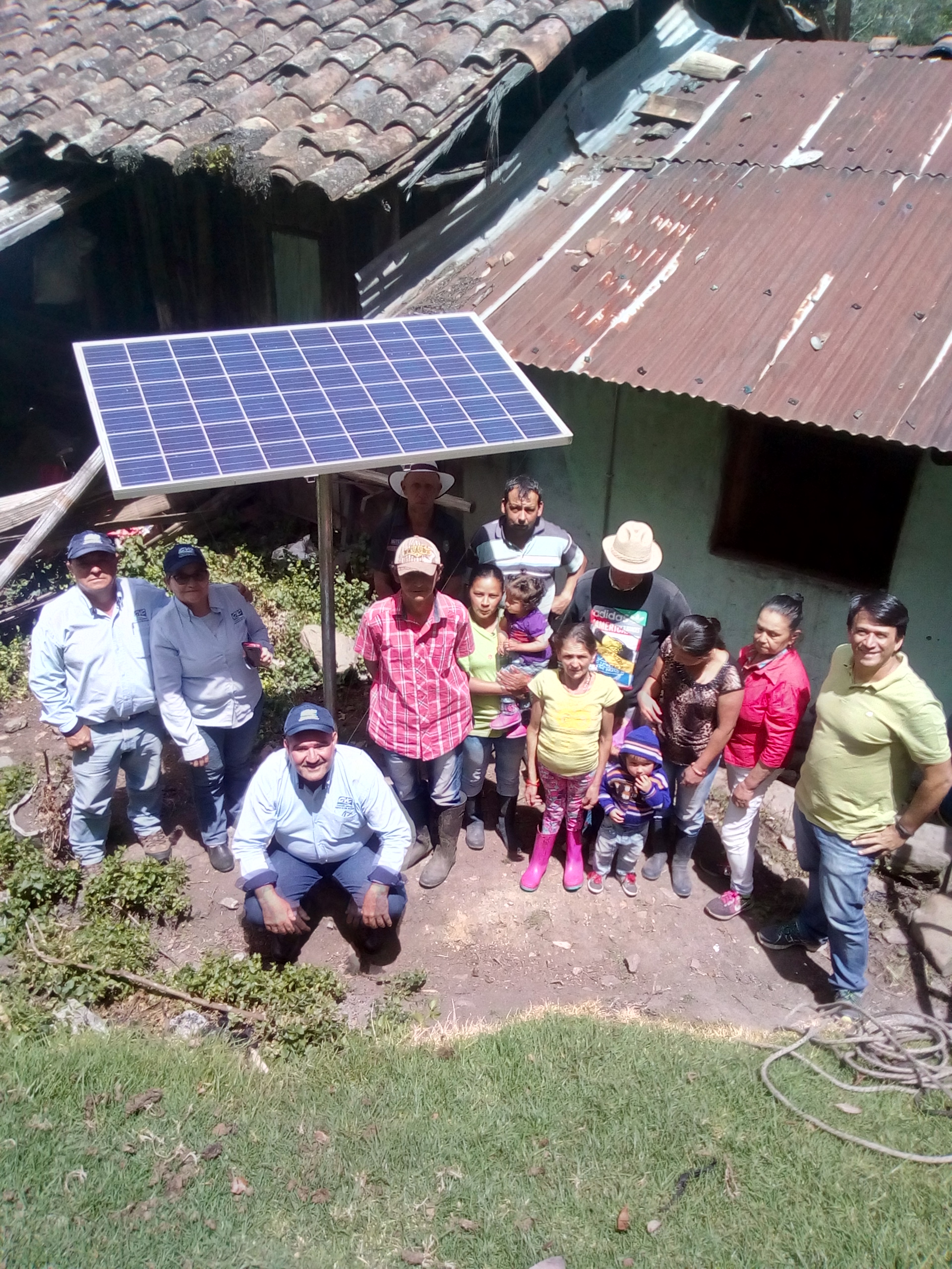 ENERGÍA SOLAR LE CAMBIA LA VIDA A 24 FAMILIAS CAMPESINAS Y SALVA EL BOSQUE