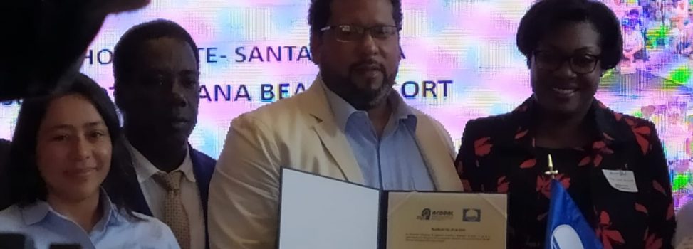 ACODAL OFICIALIZÓ LA ENTREGA DEL GALARDÓN BANDERA AZUL A LAS PLAYAS DE JOHNNY CAY REGIONAL PARK