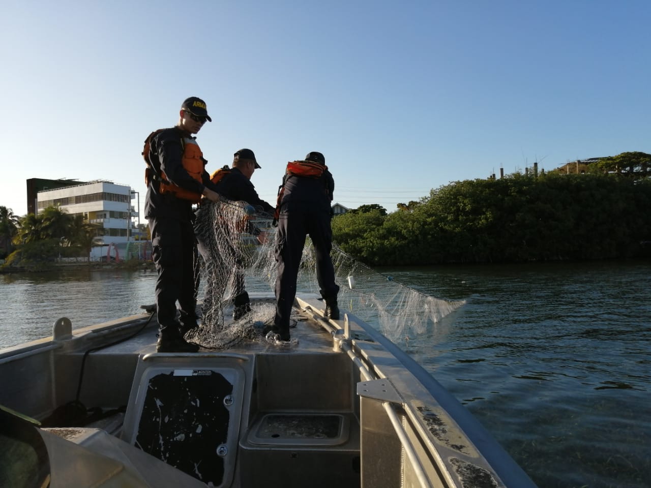 GRACIAS A LA LABOR DE GUARDACOSTAS SE LOGRÓ DECOMISAR RED DE PESCA ILEGAL EN ZONAS PROTEGIDAS DE LA ISLA EN SAN ANDRÉS, RESERVA DE BIOSFERA SEAFLOWER