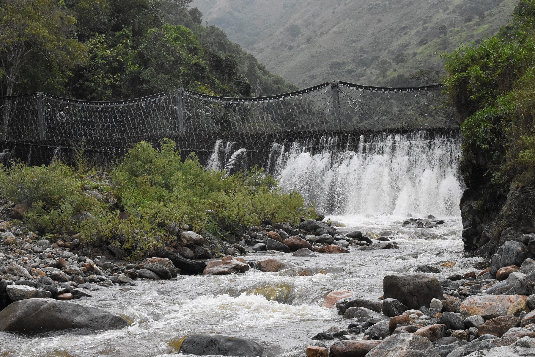 En Huila instalaron mallas de contención para mitigar avenidas torrenciales