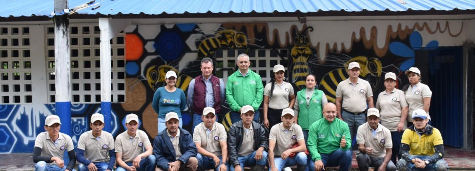 Apicultura cambia la vida de aserradores de roble negro