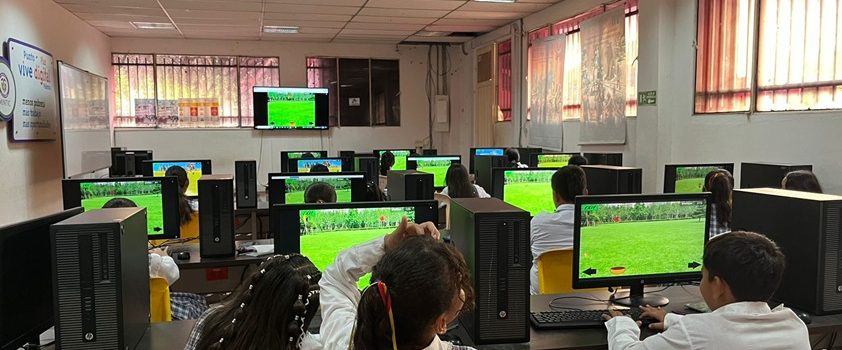 Estudiantes huilenses desarrollan videojuegos para enseñar a reciclar