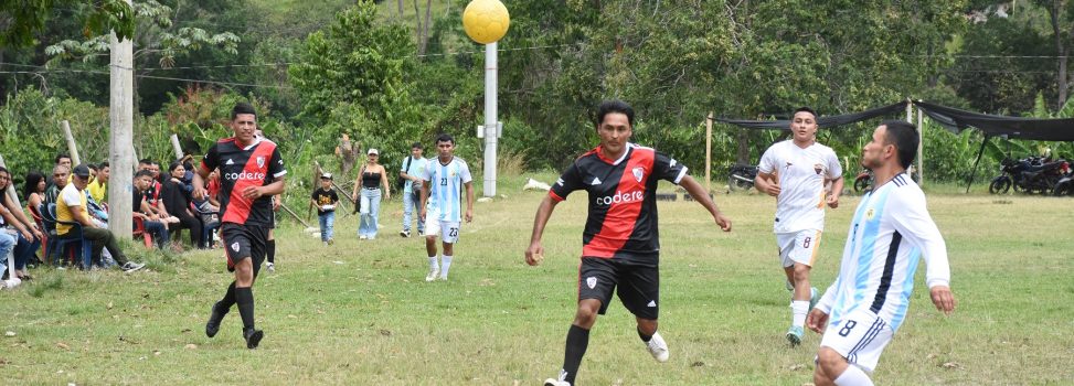 Campesinos huilenses le ‘meten goles a la contaminación’