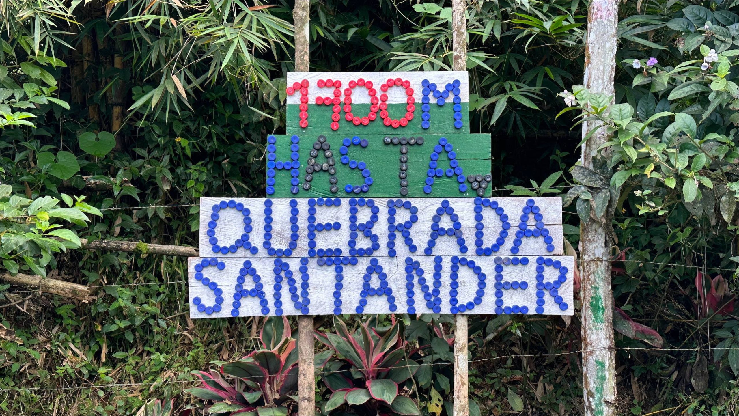 INSTALAN SEÑALÉTICA CON MATERIALES RECICLADOS EN EL PACÍFICO VALLECAUCANO