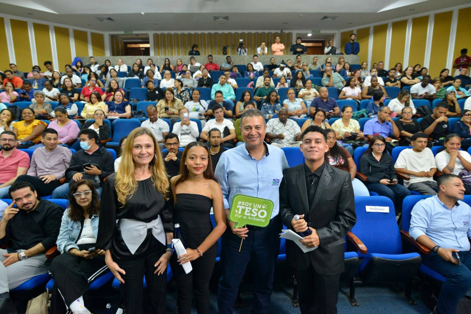 LOS DOS MEJORES QUEDARÁN BECADOS EN LA U JAVERIANA  629 PERSONAS INICIARON SU CAMINO COMO TESOS POR EL AMBIENTE