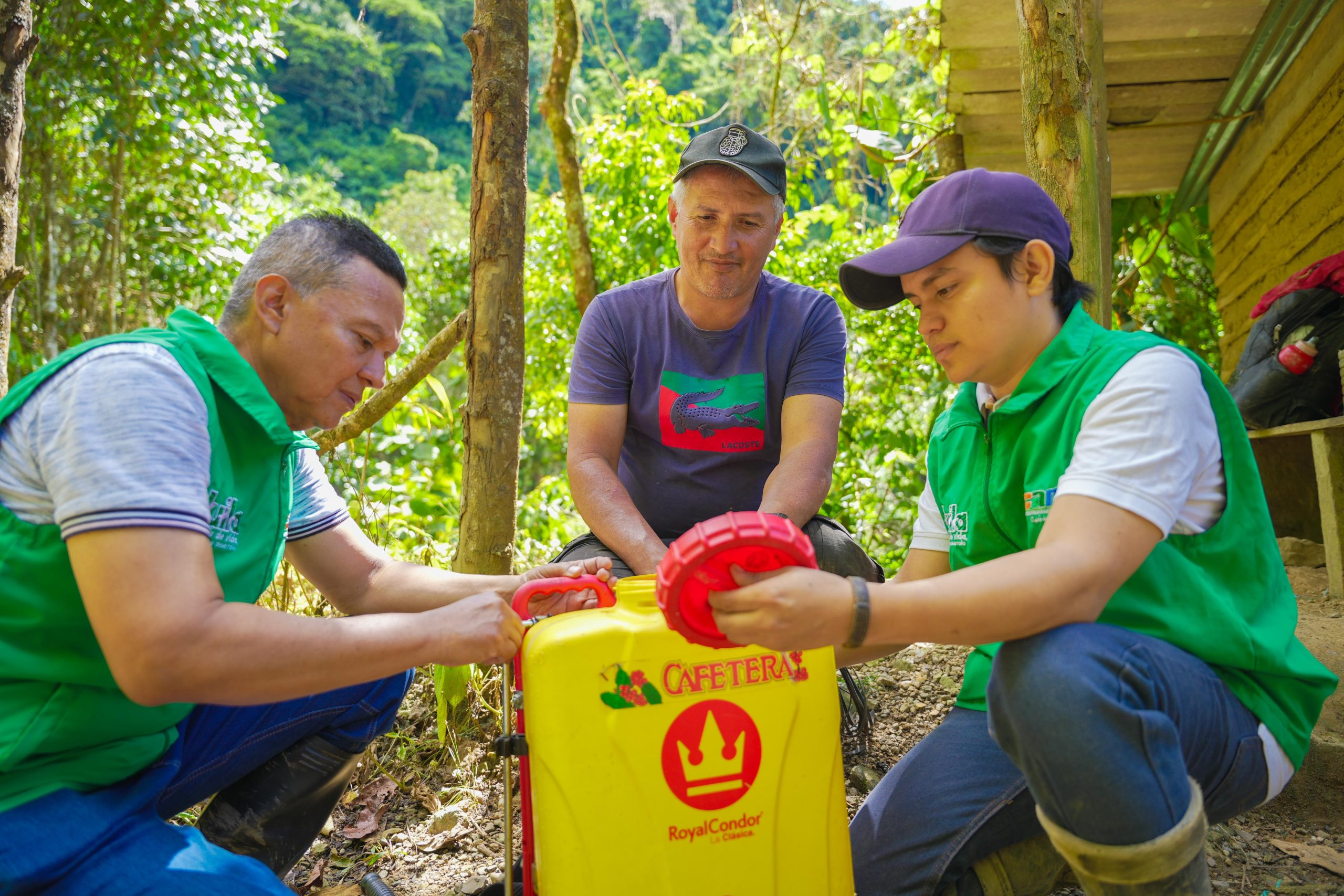 Familias de Colombia-Huila cultivan mientras protegen el Páramo de Las Oseras