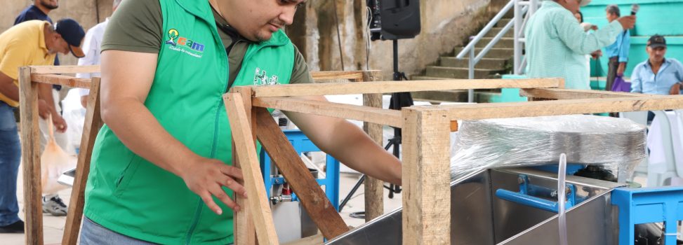 CAM entrega hidrolavadores a caficultores del Huila para conservar fuentes hídricas