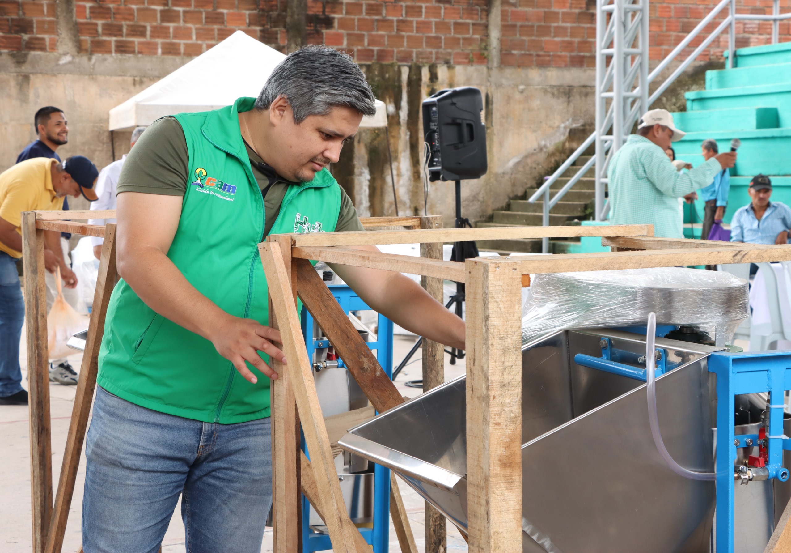 CAM entrega hidrolavadores a caficultores del Huila para conservar fuentes hídricas