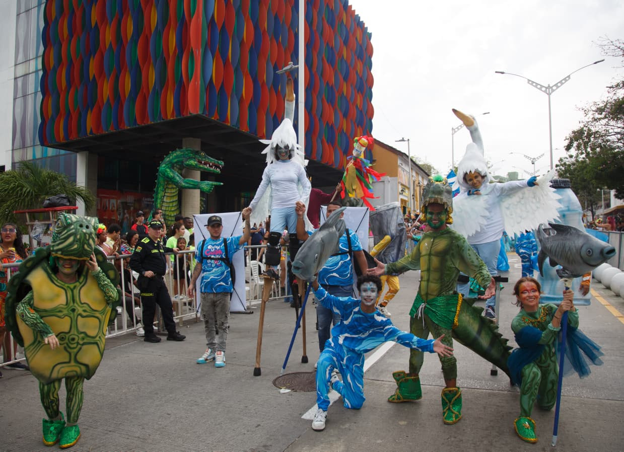 C.R.A. instala 60 puntos ecológicos en la Vía 40 y se suma a la Batalla de Flores con su mensaje ambiental ‘Somos Agua’